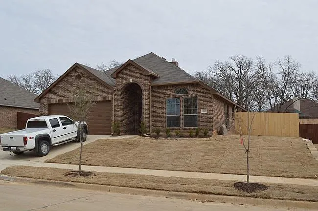 Building Photo - 320 Springtree St