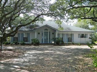 8 Hermitage Dr, Rockport, TX 78382