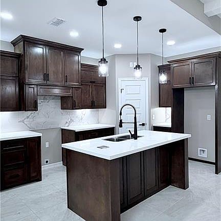 5th image of 1301 Lake View Dr