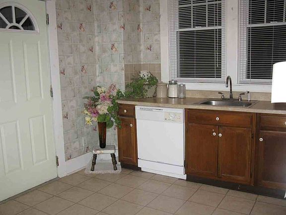 5th image of 42 Orville St