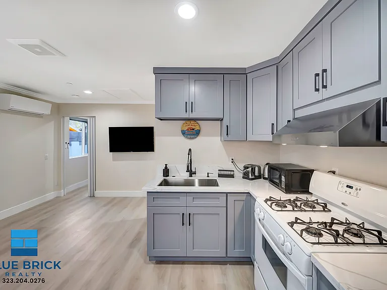 5843 Vanalden Ave — Photo 16
