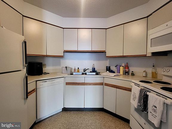 3rd image of 2020 Walnut St APT 8K