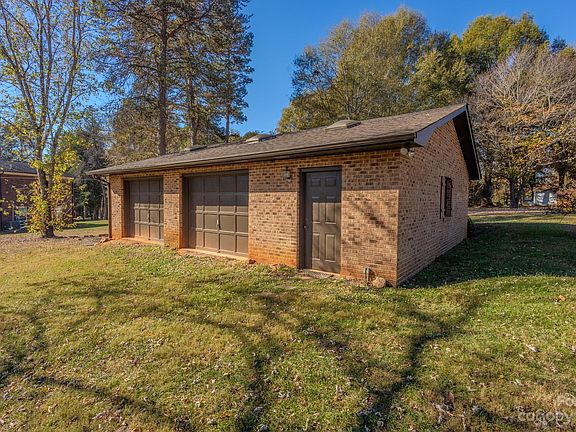 4th image of 143 Chantilly Ln