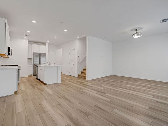 4th image of 600 N Carriage Hill Dr #1113