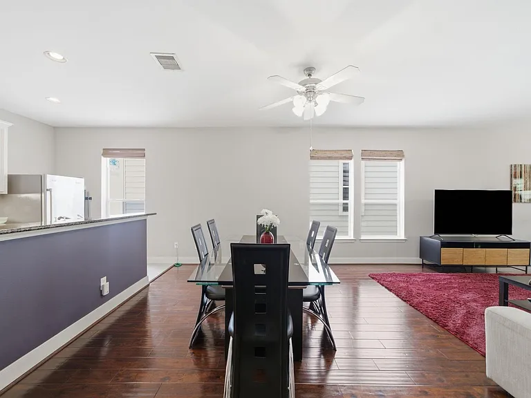 1716 Elgin St — Photo 15
