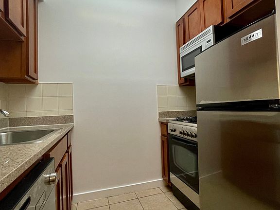 5th image of 444 Manhattan Ave APT 1N