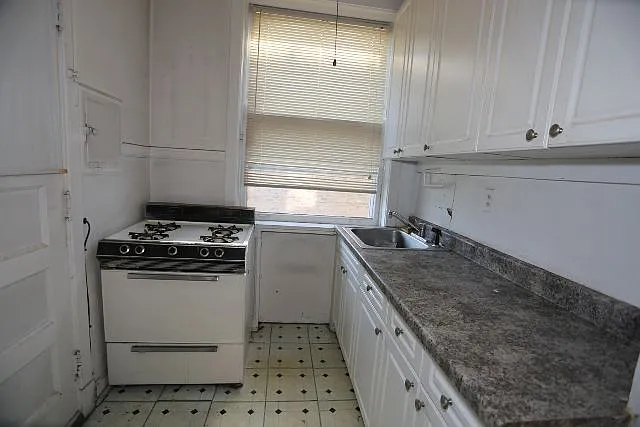 Classic 1 Bed, 1 Bath at Winnemac + Winchester (Ravenswood) — Photo 2