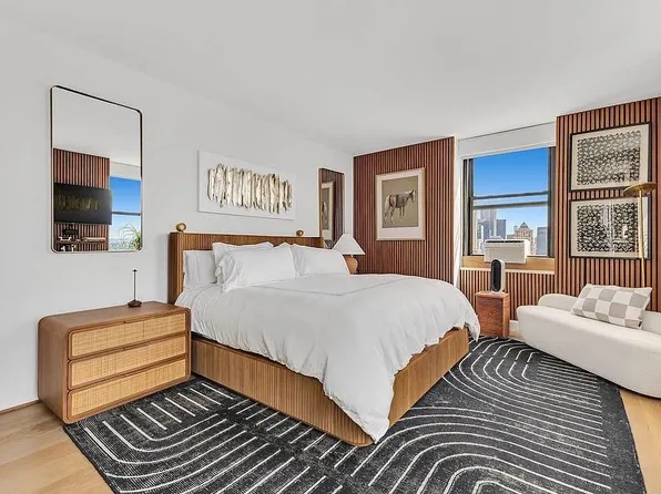 353 W 57th St #22, New York, NY 10019