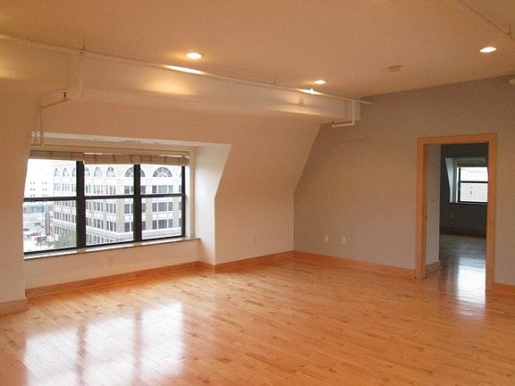 3rd image of 1033 N Martin L King Jr Dr