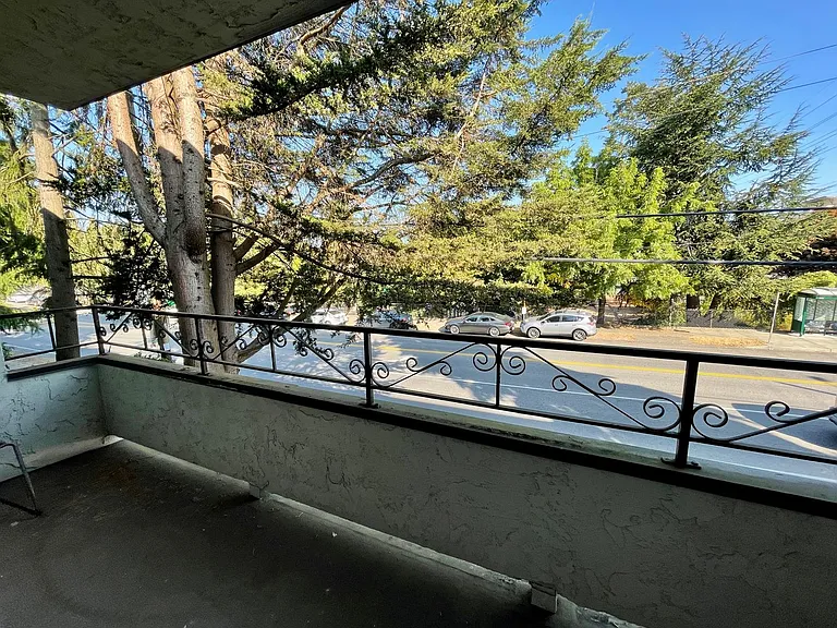 Spacious unit nestled across from Bitterlake Park & Lake, walk to shops and stores! — Photo 14