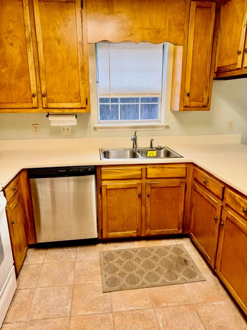 Updated Willow Brook Townhome — Photo 4