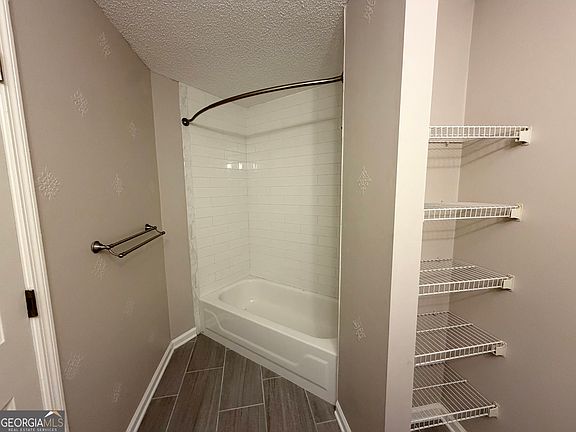 5th image of 1015 Ridgefield Dr