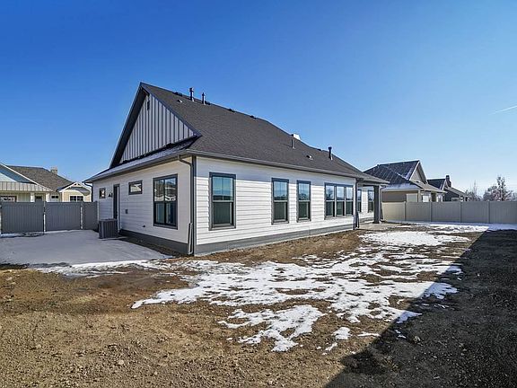 3rd image of 817 Apple Glen Dr