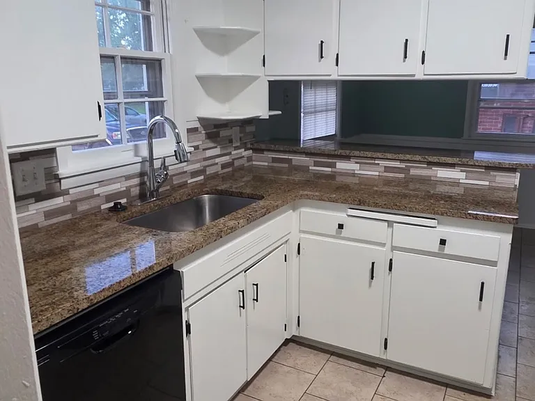 8021 E Clay St — Photo 1
