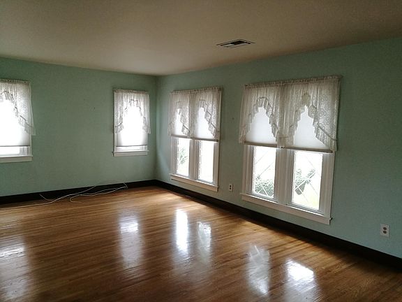 2nd image of 5718 Camellia Ave
