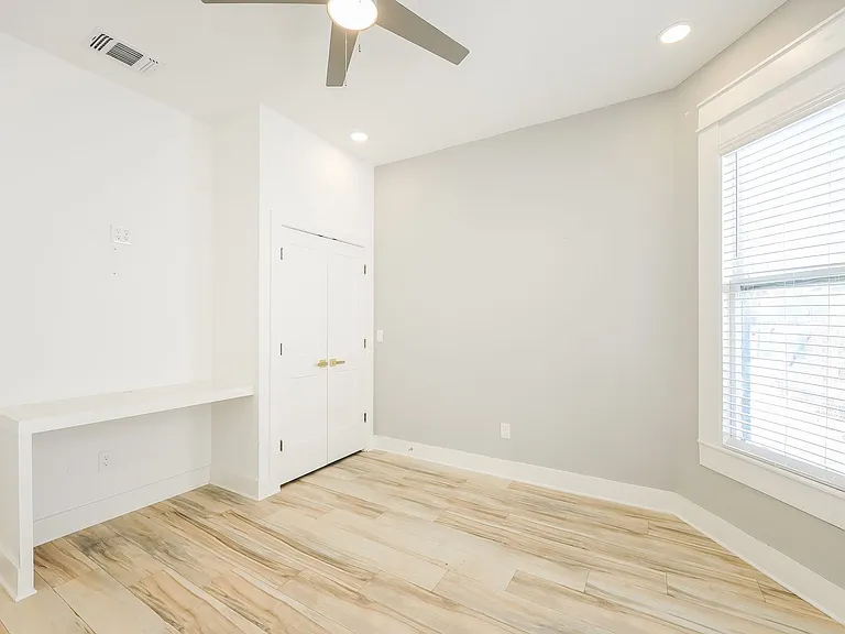 120 E Magnolia — Photo 27