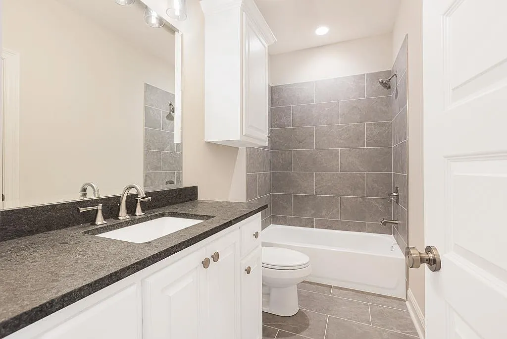3 bed, 1358 sqft, $2,200 — Photo 4