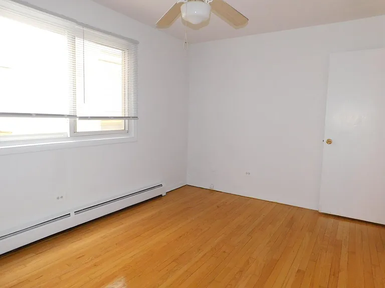 915 Hinman — Photo 11