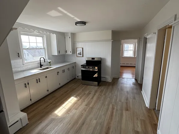 22 Magnolia St, Bristol, RI