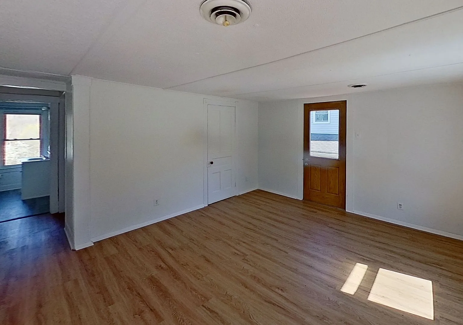 Spacious 2 Bedroom Apartment — Photo 4