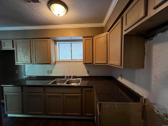 3rd image of 2028 Sycamore Dr