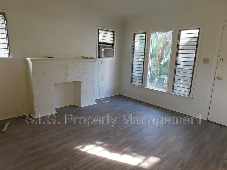 417 E Elmwood Ave #B — Photo 9