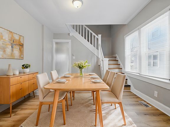 3rd image of 625 N Gladstone Ave