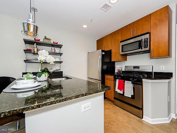4th image of 444 W Broad St Unit 636