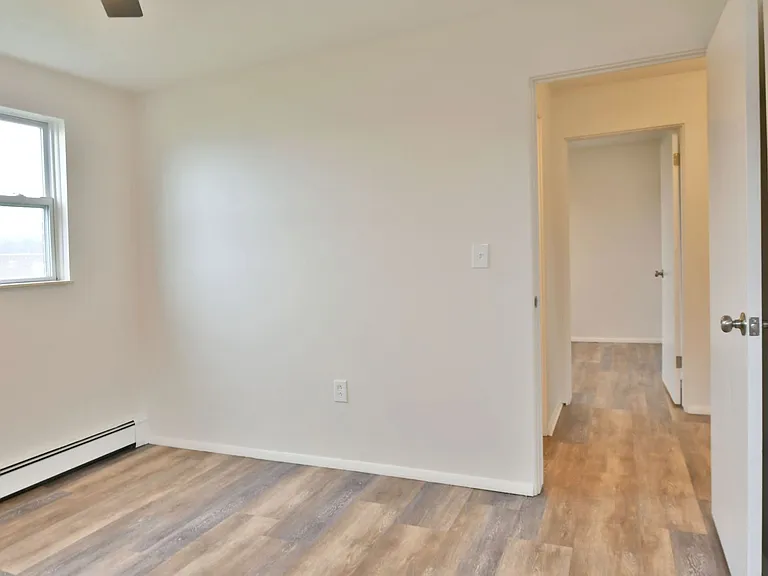 560 Gladys St — Photo 9