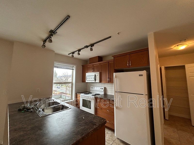 1st image of 598 Sutherland Ave #302