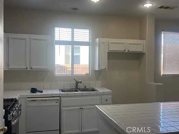 4 bed, 1854 sqft, $2,975 — Photo 4