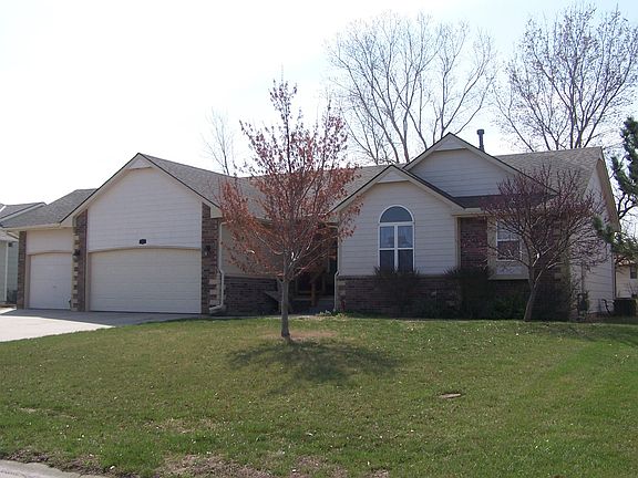 2nd image of 121 W Primrose Ln