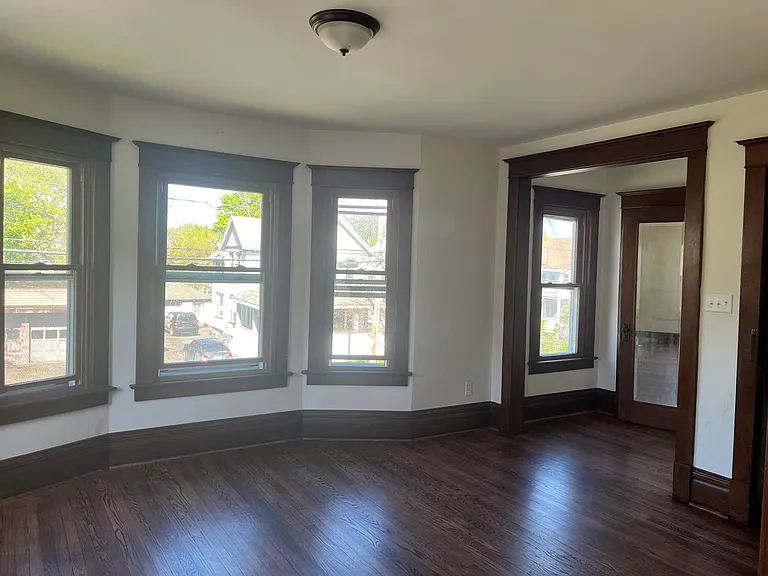 104 Helen St — Photo 4