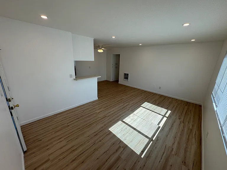 Calais Apartments — Photo 17