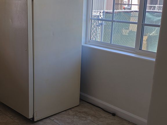5th image of 3871 Superba St