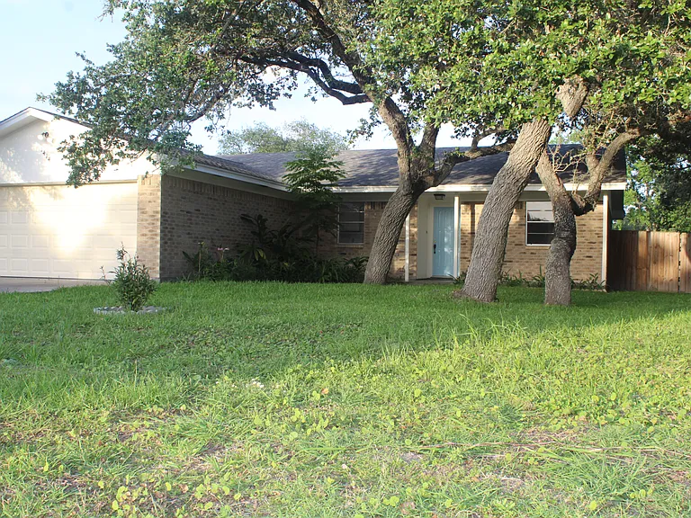 1414 N Live Oak St — Photo 1