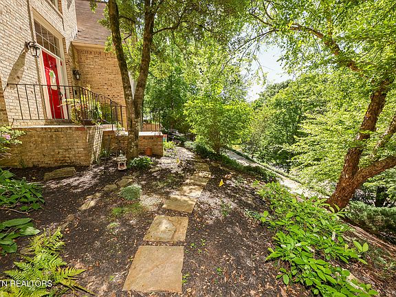 5th image of 136 Bay Path Dr