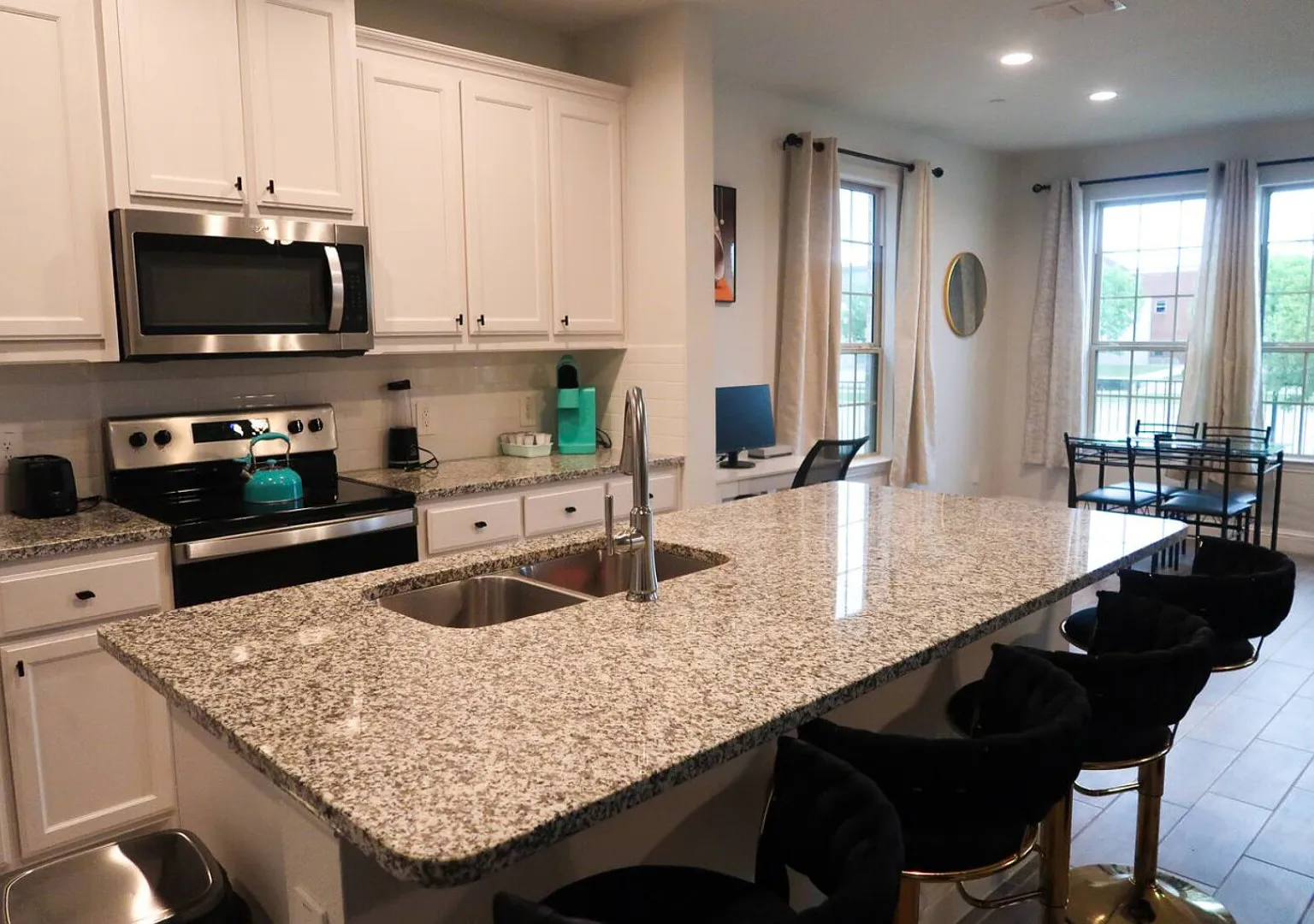 Stylish 3BR Townhome | Workspace | Near Fort Worth — Photo 3