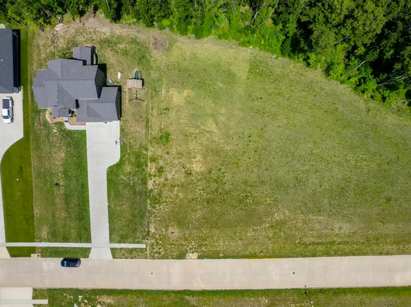 118 Deerfield Cir, Waverly, IA 50677