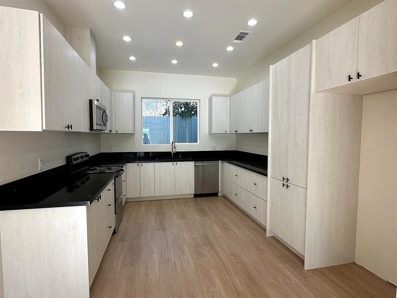3 bed, 1200 sqft, $4,000 — Photo 3