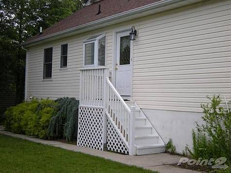 Private entrance (side) to in-law suite