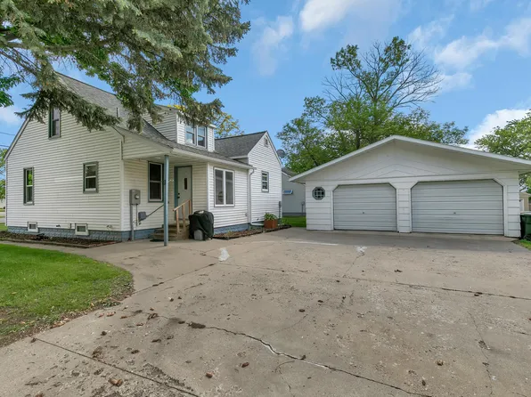 404 3rd St SE, Melrose, MN 56352