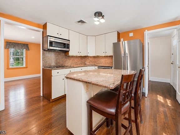 5th image of 14 Brook Ct