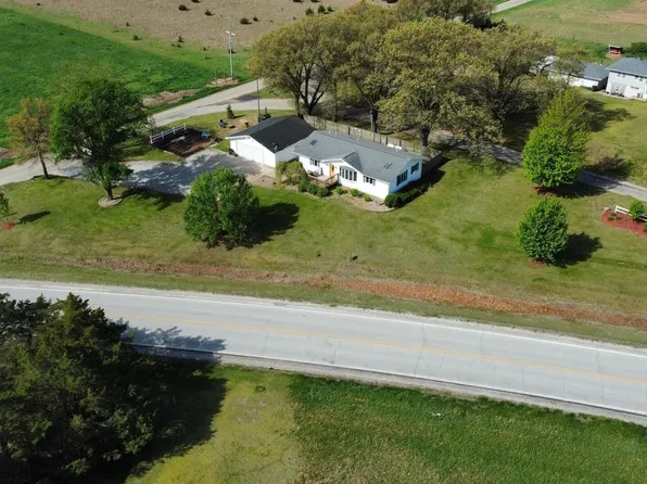 915 45th St, New Boston, IL 61272