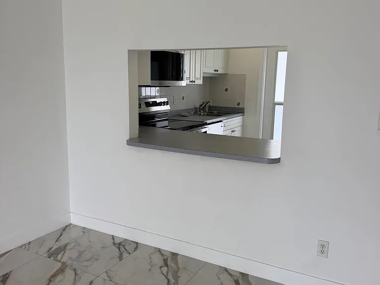 1100 Pine Dr #102 — Photo 4
