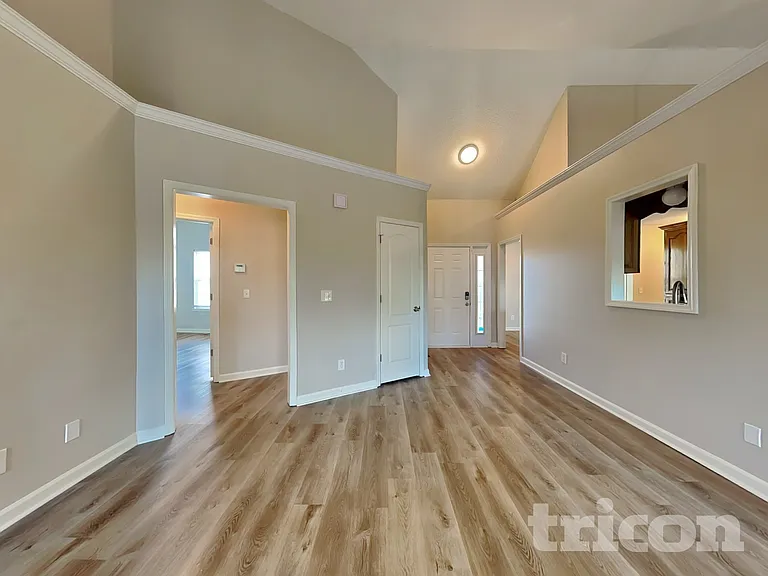 1800 University Dr — Photo 2