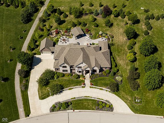 3rd image of 6760 Wellington Cir