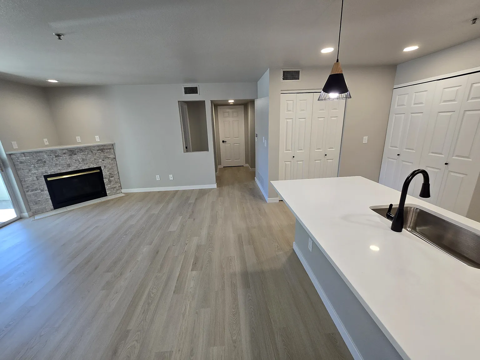 2 bed, 948 sqft, $2,400 — Photo 4