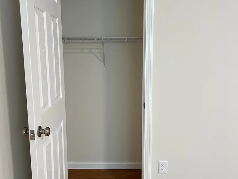 476 London Ct — Photo 9