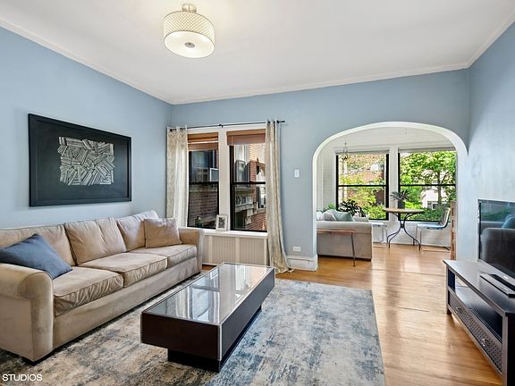 3rd image of 617 W Cornelia Ave #1